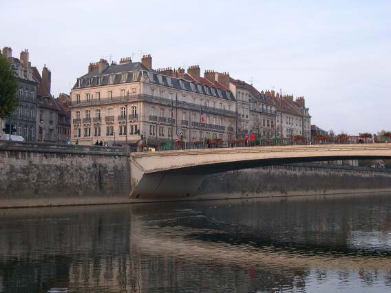  Le Pont Battant vu de la berge aménagée